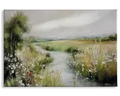 Billedet viser et fredeligt landskabsmaleri med en snoet sti eller bæk, der løber gennem en frodig eng. I forgrunden er der højt græs og vilde blomster i forskellige farver, herunder hvid, rød og lyserød. Til venstre ses et stort, løvfyldt træ med bløde, slørede kanter, hvilket bidrager til den rolige stemning. Baggrunden forsvinder ud i fjerne marker og en overskyet, grå himmel, hvilket skaber en fredelig og drømmende atmosfære.