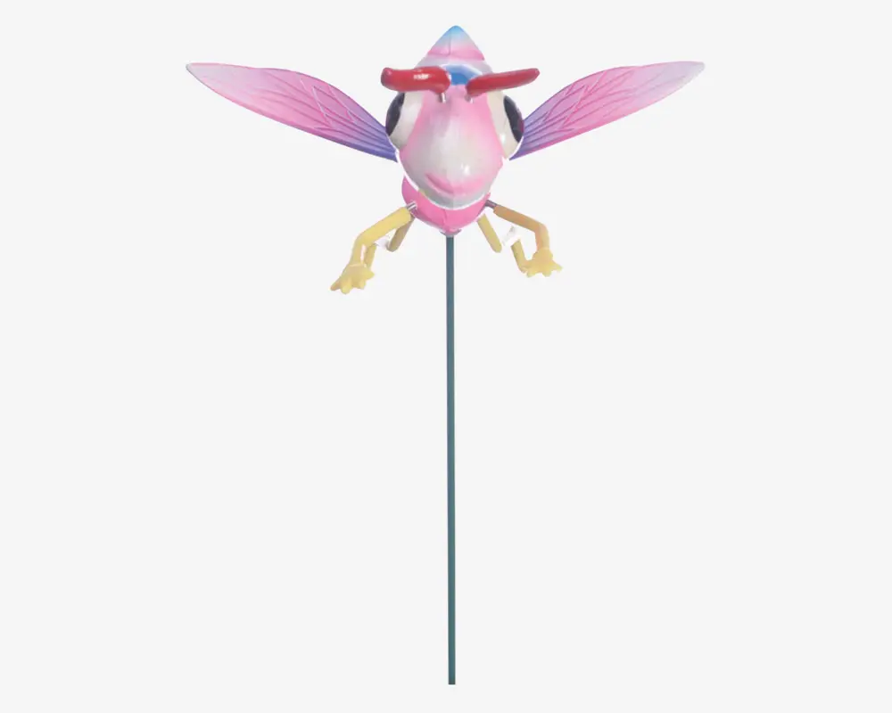 Dekorativ havepynt formet som et fantasifuldt insekt med lyserød og lilla krop, store lyserøde vinger og gule ben. Pynten er monteret på en slank metalpind, så den nemt kan placeres i jorden. Insektet har overdrevne træk, herunder store øjne og et smilende ansigt, hvilket giver det et legende og muntert udtryk.