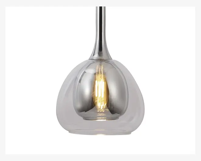 Hængelampe med en rund, gennemsigtig glasskærm og en indvendig belægning i sølvmetal. Pæren indeni er synlig og udsender et varmt lys. Lampen har et stilrent, moderne design med en glat, reflekterende overflade på metaldele.