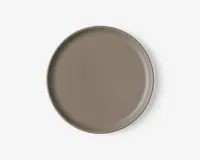 Rund tallerken med en glat mat taupe-finish, let forhøjet kant og et minimalistisk design uden mønstre eller dekorationer.