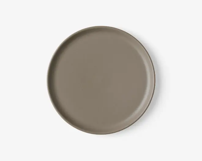 Rund tallerken med en glat mat taupe-finish, let forhøjet kant og et minimalistisk design uden mønstre eller dekorationer.