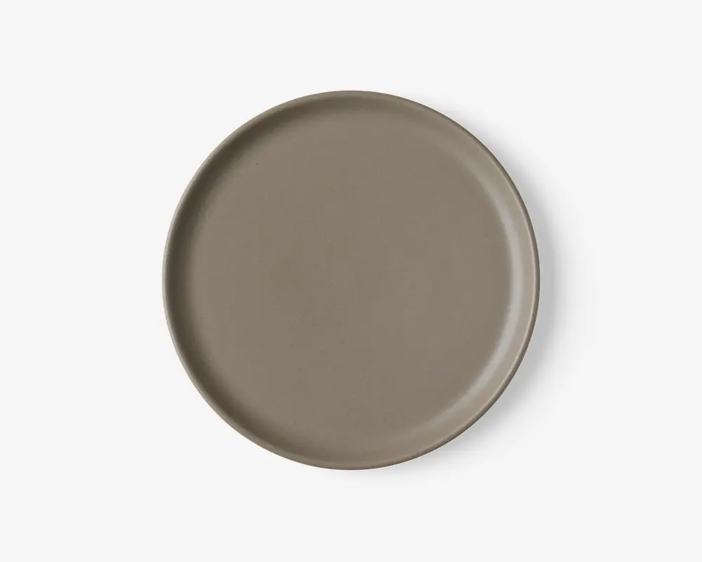 Rund tallerken med en glat mat taupe-finish, let forhøjet kant og et minimalistisk design uden mønstre eller dekorationer.