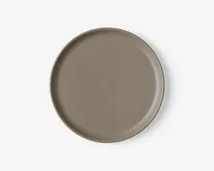 Rund tallerken med en glat mat taupe-finish, let forhøjet kant og et minimalistisk design uden mønstre eller dekorationer.