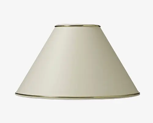 En klassisk, konisk lampeskærm i en lys beige farve med en glat stofoverflade. Top- og bundkanterne er afsluttet med en diskret kant, hvilket giver et rent og enkelt udtryk, der passer til forskellige lampestativer og indretninger.