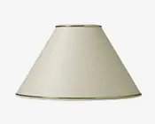 En klassisk, konisk lampeskærm i en lys beige farve med en glat stofoverflade. Top- og bundkanterne er afsluttet med en diskret kant, hvilket giver et rent og enkelt udtryk, der passer til forskellige lampestativer og indretninger.