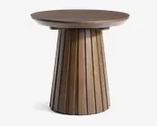 Rundt træbord med en glat bordplade og en unik piedestalbase. Basen har lodrette riller og et udvidet design, hvilket giver et moderne og stilfuldt udtryk. Træet har en varm, naturlig finish.