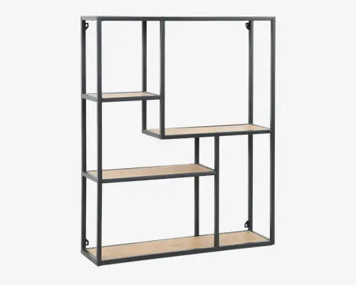 Moderne reol med sort metalramme og lyse træhylder. Designet har fire forskudte hylder i forskellige højder og længder, hvilket giver et asymmetrisk, geometrisk udtryk. Den åbne konstruktion giver alsidige opbevarings- og udstillingsmuligheder, velegnet til bøger, dekoration eller planter.