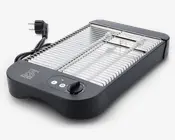 Rektangulær elektrisk grill med sort plastkrop og metalrist. Har et drejeligt temperaturkontrolhjul og to indikator-knapper på frontpanelet. Grillen har en aftagelig metalrist og et synligt varmeelement under risten. Leveres med en ledning og europæisk stik. Kompakt og velegnet til brug på bordet.