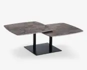 Moderne bord med to overlappende kvadratiske bordplader med afrundede hjørner, fremstillet af et brunligt marmorlignende materiale med naturlige årer. Bordpladerne er placeret i forskellige højder og understøttes af en sort metalbase med en kvadratisk fod for stabilitet. Designet er nutidigt og geometrisk og giver et unikt og stilfuldt udtryk.
