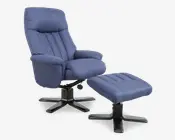 En blød, blåpolstret stol med tykke, polstrede armlæn og høj, støttende ryg med lodrette, syede kanaler. Stolen står på en solid, sort metal drejefod med fire ben. Medfølger en matchende blå fodskammel, som også er polstret og har en sort metalbase med fire ben, designet til komfort og afslapning.