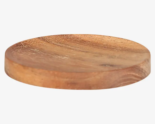 Et rundt, fladt træobjekt med en glat overflade og synlige naturlige træårer. Kanterne er let afrundede, og træet har en varm, mellembrun farve. Tykkelsen er moderat, hvilket giver det et robust udseende.