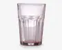 Klar glas tumbler med en let lyserød tone, der har et facetteret design med lodrette riller langs siderne for bedre greb. Glasset har en tyk, robust bund og en bred åbning øverst.