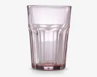 Klar glas tumbler med en let lyserød tone, der har et facetteret design med lodrette riller langs siderne for bedre greb. Glasset har en tyk, robust bund og en bred åbning øverst.