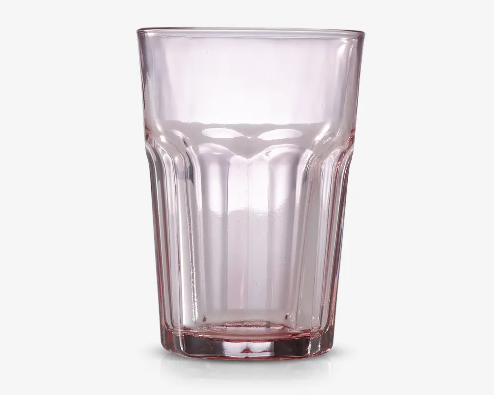 Klar glas tumbler med en let lyserød tone, der har et facetteret design med lodrette riller langs siderne for bedre greb. Glasset har en tyk, robust bund og en bred åbning øverst.