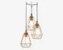 Et moderne pendellampe-armatur med tre hængende lamper, hver indrammet i et geometrisk, åbent metalbur med en varm kobberfinish. Lamperne hænger i forskellige højder fra en elegant loftsmontering i krom. Pærerne er synlige, hvilket understreger det industrielle og moderne design.
