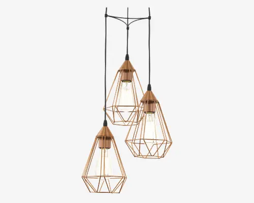 Et moderne pendellampe-armatur med tre hængende lamper, hver indrammet i et geometrisk, åbent metalbur med en varm kobberfinish. Lamperne hænger i forskellige højder fra en elegant loftsmontering i krom. Pærerne er synlige, hvilket understreger det industrielle og moderne design.