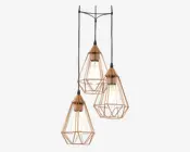 Et moderne pendellampe-armatur med tre hængende lamper, hver indrammet i et geometrisk, åbent metalbur med en varm kobberfinish. Lamperne hænger i forskellige højder fra en elegant loftsmontering i krom. Pærerne er synlige, hvilket understreger det industrielle og moderne design.