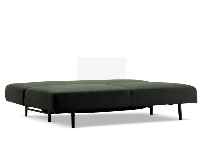 Lavt, rektangulært møbel med mørkegrønt polstret overflade, opdelt i fire bløde sektioner. Støttes af slanke, sorte metalben, hvilket giver et moderne og minimalistisk udtryk. Stoffet ser blødt ud, og designet er enkelt og funktionelt.