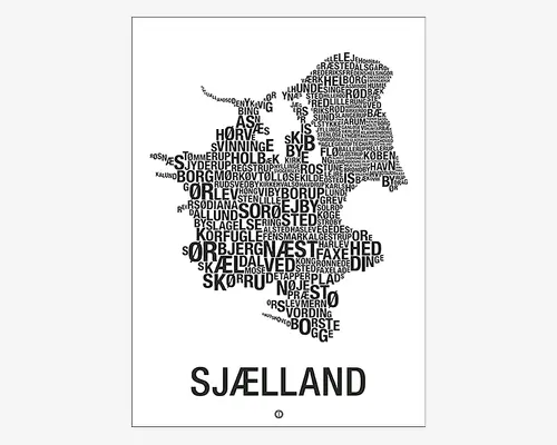 En sort-hvid grafisk plakat med omridset af den danske ø Sjælland, udfyldt med navne på byer og steder i forskellige skrifttyper og størrelser, der tilsammen danner øens form. Navne som Roskilde, Næstved, Holbæk og Køge er synlige. Under kortet står "SJÆLLAND" tydeligt med store, fede bogstaver. Designet er minimalistisk og moderne, velegnet som vægdekoration.