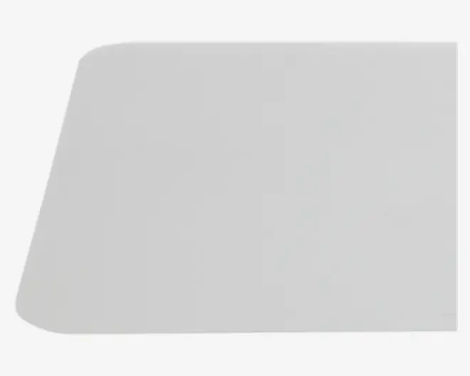 En rektangulær, flad, lysegrå overflade med et afrundet hjørne og tre skarpe hjørner. Materialet ser glat og uigennemsigtigt ud, sandsynligvis lavet af plastik eller glas.