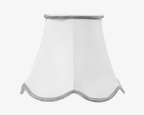 Hvid lampeskærm med udsvunget, bølget bundkant og diskret sølvkant langs top og bund. Stoffet virker glat og let gennemsigtigt, hvilket giver et blødt og elegant udtryk. Formen er let buet og tilføjer et dekorativt præg.