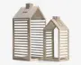 Sæt med to dekorative lanterner i form af små huse, fremstillet af lyst beige metal med lamel-design. Hver lanterne har saddeltag med en lille skorsten og en rektangulær bund. De åbne lameller på siderne lader lyset skinne igennem og skaber et mønstret lys. Lanternene kommer i to forskellige størrelser, én stor og én mindre, og har et moderne, minimalistisk udtryk.