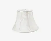 En klokkeformet lampeskærm lavet af hvidt stof med en let krøllet struktur. Skærmen har lodrette stofpaneler adskilt af smalle syninger, og både øverste og nederste kant er afsluttet med en glat stofkant. Udtrykket er klassisk og elegant, velegnet til traditionel eller tidløs indretning.