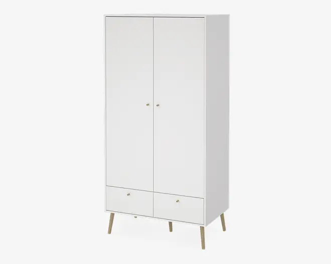 Høj, fritstående skab med minimalistisk design, to store hvide låger med små runde greb, to nederste skuffer med tilsvarende greb og skråtstillede træben for et moderne udtryk.