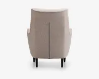 Billedet viser bagsiden af en stol betrukket med lysebeige stof. Stolen har en diskret lodret syning ned langs midten af ryglænet, hvilket giver et elegant detaljepræg. Siderne er let buede, og stolen står på fire koniske, mørke træben.