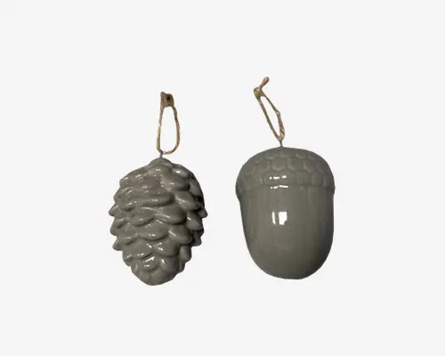 Sæt med to blanke keramikornamenter, den ene formet som en grankogle og den anden som et agern. Begge har en glat, ensartet grå farve og er udstyret med en naturfarvet snor til ophængning. Grankoglen har detaljerede, lagdelte skæl, mens agernet har en rund krop med en struktureret top.