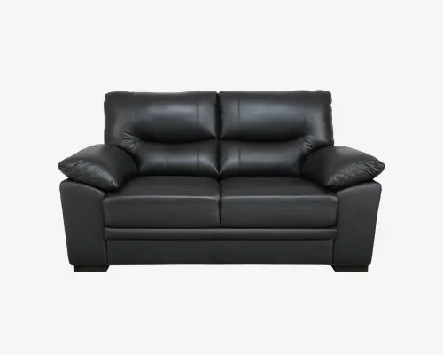 Moderne to-personers sofa betrukket med glat sort kunstlæder og bløde, fyldige ryg- og sædehynder for ekstra komfort. Sofaen har brede, polstrede armlæn og et enkelt, firkantet design. Syningerne er diskrete og matcher betrækket, hvilket giver et stilrent og moderne udtryk.
