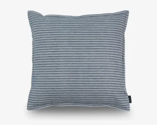 Firkantet pude med betræk, der har tynde, horisontale striber i forskellige nuancer af grå og hvid. Stoffet ser blødt og glat ud, og kanterne er pænt syet med en let kant for ekstra detalje. Udtrykket er moderne og alsidigt, hvilket passer til mange forskellige indretninger.