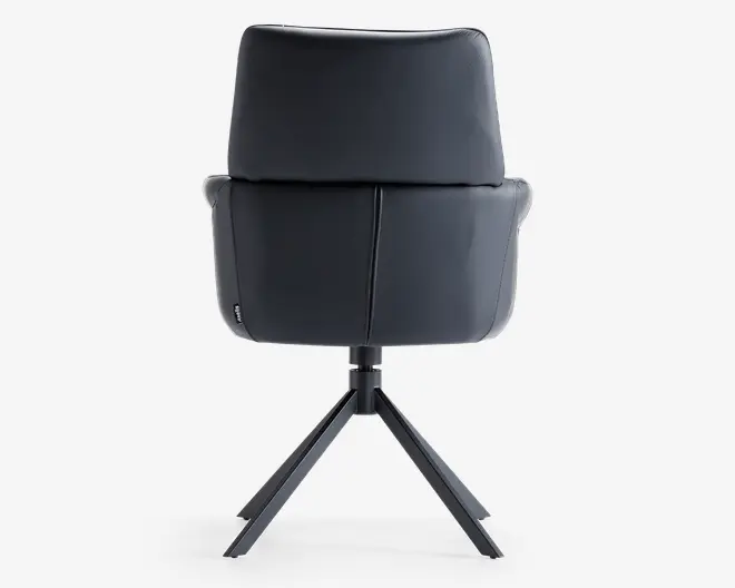 Moderne stol med høj, polstret ryg og sæde betrukket med mørkt materiale. Stolen har et stilrent, kantet design med en robust metalbase og fire skråtstillede ben for stabilitet. Ryglænet og sædet har en diskret syning, der løber lodret ned langs midten.