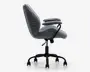 Sidevisning af en moderne kontorstol med ergonomisk formet ryglæn og sæde, betrukket med gråt tekstil med struktur. Stolen har polstrede armlæn, sort metalstel og en fembenet fod med hjul, der ruller let. Højdejusteringshåndtag ses under sædet.