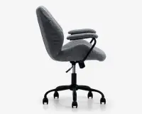 Sidevisning af en moderne kontorstol med ergonomisk formet ryglæn og sæde, betrukket med gråt tekstil med struktur. Stolen har polstrede armlæn, sort metalstel og en fembenet fod med hjul, der ruller let. Højdejusteringshåndtag ses under sædet.