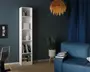 Høj, smal reol med hvid finish, der har fem åbne hylder. Hylderne indeholder en blanding af bøger, dekorative genstande som vaser og en tekstureret boks. Enheden har et minimalistisk design med rene linjer, velegnet til små rum eller hjørner.