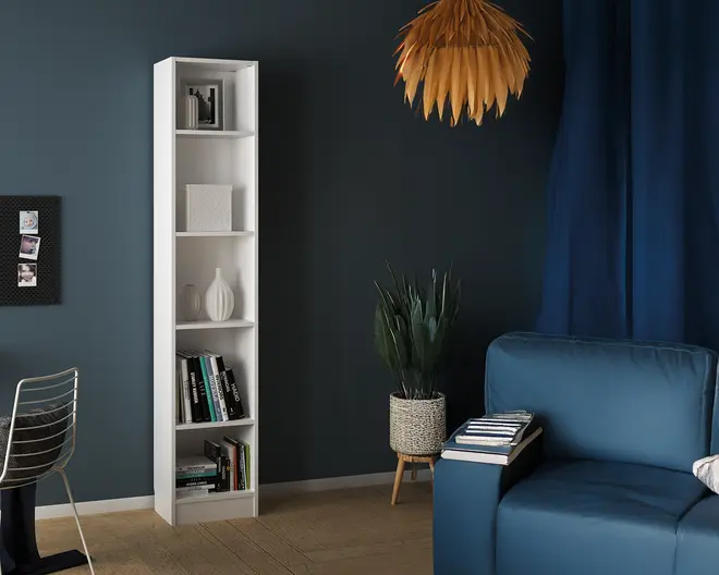 Høj, smal reol med hvid finish, der har fem åbne hylder. Hylderne indeholder en blanding af bøger, dekorative genstande som vaser og en tekstureret boks. Enheden har et minimalistisk design med rene linjer, velegnet til små rum eller hjørner.