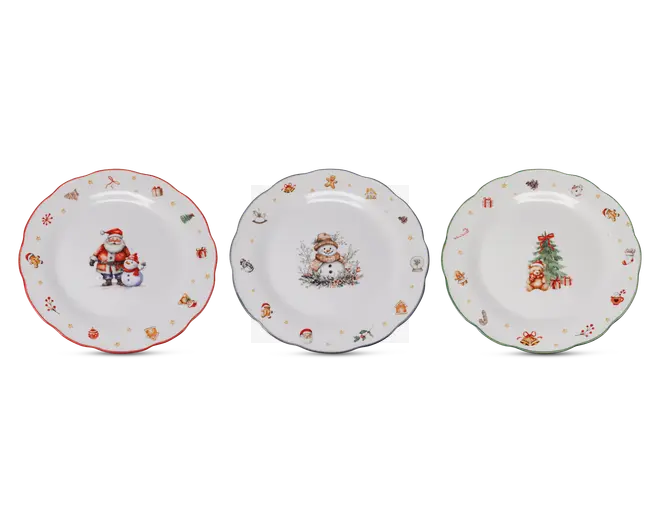 Sæt med tre runde keramiktallerkener, hver med et forskelligt juledesign. Den første tallerken har en illustration af julemanden og en snemand i midten, med rød kant og små julemotiver som kugler og gaver langs kanten. Den anden tallerken viser en snemand med hat og halstørklæde i midten, omgivet af småkager, sukkerstokke og stjerner langs kanten. Den tredje tallerken har et pyntet juletræ med gaver og en bamse ved foden, grøn kant og forskellige små juleikoner rundt om kanten. Alle tallerkener har en blank overflade og er designet til brug i juletiden.