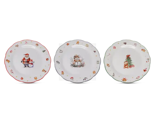 Sæt med tre runde keramiktallerkener, hver med et forskelligt juledesign. Den første tallerken har en illustration af julemanden og en snemand i midten, med rød kant og små julemotiver som kugler og gaver langs kanten. Den anden tallerken viser en snemand med hat og halstørklæde i midten, omgivet af småkager, sukkerstokke og stjerner langs kanten. Den tredje tallerken har et pyntet juletræ med gaver og en bamse ved foden, grøn kant og forskellige små juleikoner rundt om kanten. Alle tallerkener har en blank overflade og er designet til brug i juletiden.