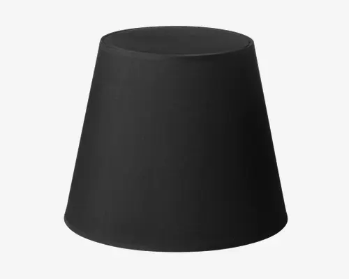 En sort, konisk lampeskærm med en glat stofoverflade. Skærmen bliver bredere mod bunden og har et enkelt, minimalistisk design uden synlige mønstre eller dekorationer. Den øverste åbning er mindre end den nederste, hvilket giver en fokuseret lysspredning.