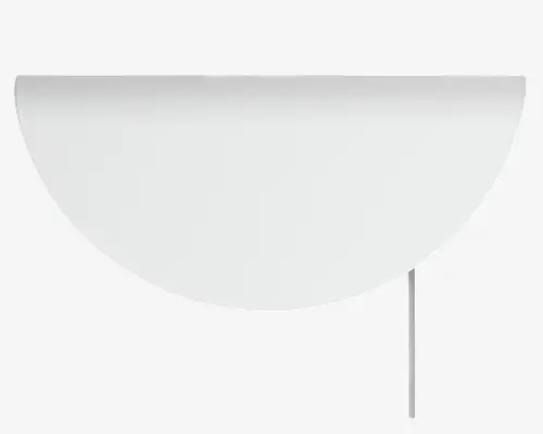 Minimalistisk væglampe med en halvcirkelformet, mat hvid skærm og en slank, lodret metalstang, der går nedad fra højre side. Designet er moderne og stilrent og giver et indirekte, diffust lys.