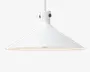 En moderne pendellampe med en bred, konisk metalskærm i mat hvid finish. Skærmen har en glat, ensartet overflade og udvider sig fra en smal top til en bred bund, hvilket giver et fokuseret nedadrettet lys. Lampen hænger i en ledning, og pæren er delvist synlig under skærmen. Minimalistisk design med diskrete sorte skrue-detaljer øverst på skærmen.