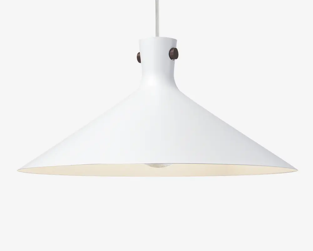 En moderne pendellampe med en bred, konisk metalskærm i mat hvid finish. Skærmen har en glat, ensartet overflade og udvider sig fra en smal top til en bred bund, hvilket giver et fokuseret nedadrettet lys. Lampen hænger i en ledning, og pæren er delvist synlig under skærmen. Minimalistisk design med diskrete sorte skrue-detaljer øverst på skærmen.