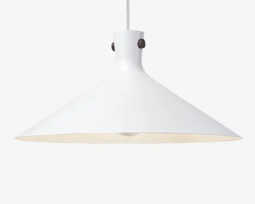 En moderne pendellampe med en bred, konisk metalskærm i mat hvid finish. Skærmen har en glat, ensartet overflade og udvider sig fra en smal top til en bred bund, hvilket giver et fokuseret nedadrettet lys. Lampen hænger i en ledning, og pæren er delvist synlig under skærmen. Minimalistisk design med diskrete sorte skrue-detaljer øverst på skærmen.