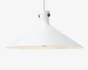 En moderne pendellampe med en bred, konisk metalskærm i mat hvid finish. Skærmen har en glat, ensartet overflade og udvider sig fra en smal top til en bred bund, hvilket giver et fokuseret nedadrettet lys. Lampen hænger i en ledning, og pæren er delvist synlig under skærmen. Minimalistisk design med diskrete sorte skrue-detaljer øverst på skærmen.