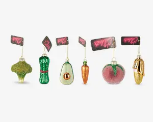 Sæt med seks glasornamenter formet som forskellige frugter og grøntsager, herunder broccoli, asparges, avocado, gulerod, fersken og majs. Hvert ornament er detaljeret med levende farver og glimmerdetaljer og har en gylden ophængssnor med et lyserødt mærke.