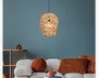 Hængelampe med en skærm flettet af rattan i en naturlig beige farve, med et åbent gitterdesign, der lader lyset skinne igennem og skaber en varm, tekstureret glød. Skærmen har en rundet, let tilspidset form og hænger i en tynd sort ledning. Udtrykket er afslappet og moderne, velegnet til hyggelige eller boheme-inspirerede indretninger.