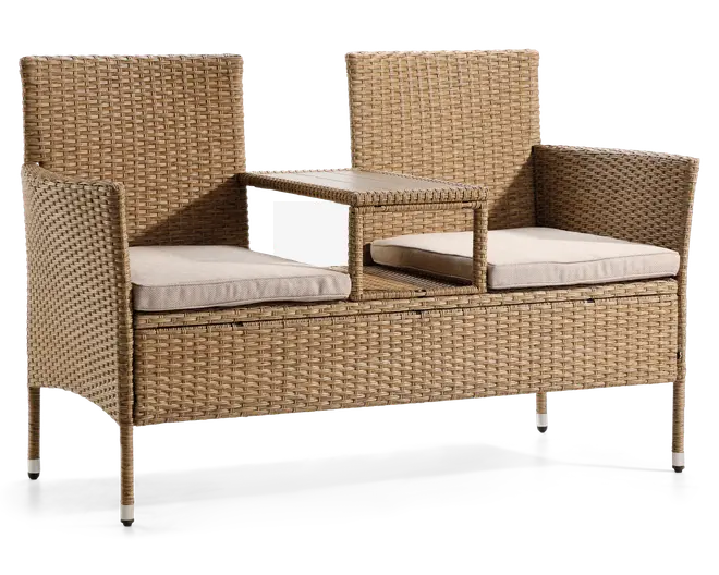 Udendørs bænk fremstillet af flettet rattan-lignende materiale i en naturlig lys brun farve. Har to separate siddepladser med høje rygge og armlæn, hver med en aftagelig, lys beige hynde for ekstra komfort. Mellem sæderne er der et hævet, integreret bord, som er ideelt til at placere drikkevarer eller småting på. Bænken har en solid ramme og slanke ben med sølvfarvede beskyttelseshætter nederst.