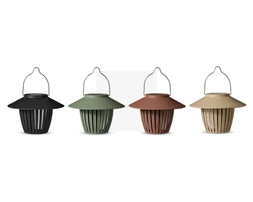 Fire lanterner med et moderne, lamelbaseret design og brede, skrå toppe, hver med et robust håndtag til at bære eller hænge dem op. Lanternerne vises i fire matte farver: sort, olivengrøn, terracotta og beige. Den åbne lamelkonstruktion lader lyset skinne igennem og skaber en dekorativ effekt.