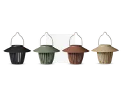 Fire lanterner med et moderne, lamelbaseret design og brede, skrå toppe, hver med et robust håndtag til at bære eller hænge dem op. Lanternerne vises i fire matte farver: sort, olivengrøn, terracotta og beige. Den åbne lamelkonstruktion lader lyset skinne igennem og skaber en dekorativ effekt.